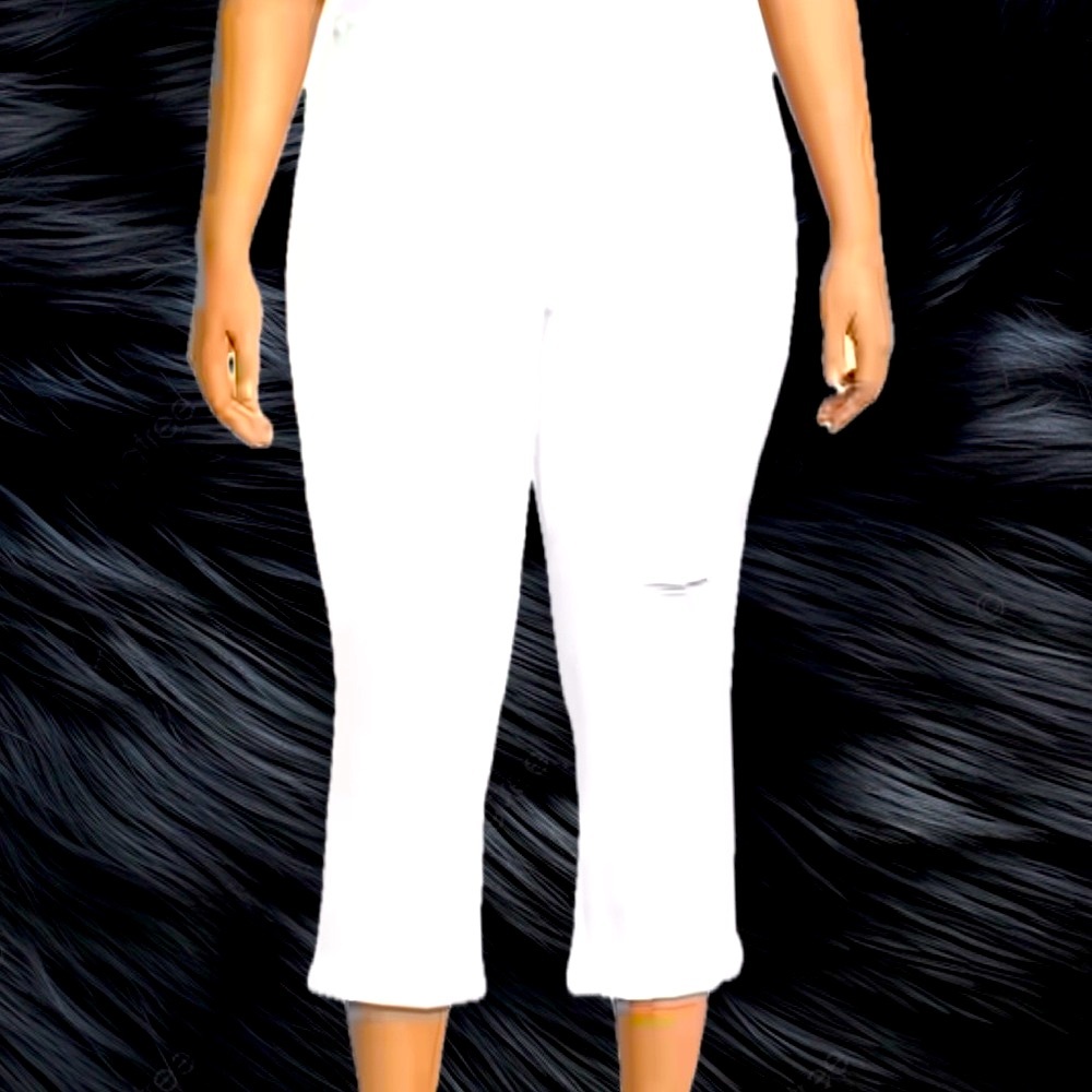 Terra & Sky White Women's Distressed Capris
